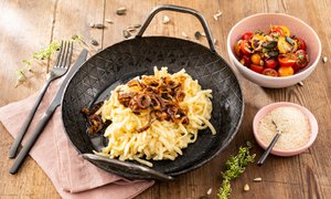 Käsespätzle mit buntem Tomatensalat