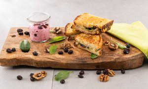 Grilled Cheese Sandwich mit Spinat und Walnüssen