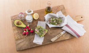 Low-Carb-Nussbrot mit Avocado und Kresse