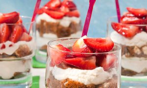 Zwieback-Tiramisu mit Ahornsirup und marinierten Erdbeeren