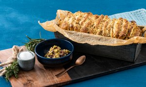 Zupfbrot mit Knoblauch-Oliven Pesto