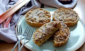 Rhabarber-Tartelettes mit Haferflocken-Streuseln