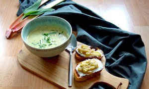 Bärlauchsuppe mit Rhabarber-Ziegenkäse-Crostini