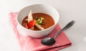 Erdbeer-Tomaten-Gazpacho mit Roggenknusper