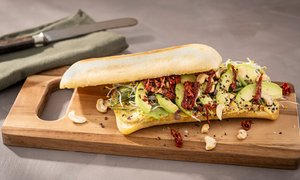 Sandwich mit Cashew Creme, eingelegten Tomaten und Sprossen
