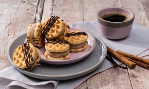 Waffelsandwich mit Zimteis