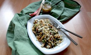 Spargel mit gebackenem Feta und Rhabarberchutney