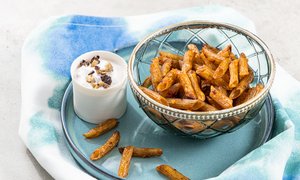 Nudel Chips mit Oliven und Ziegenfrischkäse-Dip