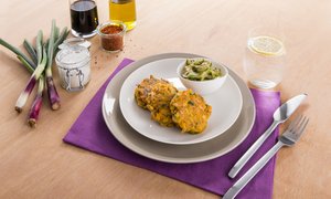 Lachs-Süßkartoffel-Puffer mit scharfem Gurkensalat