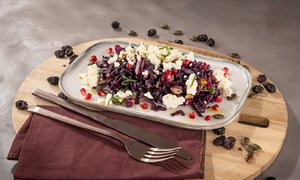 Rotkohlsalat mit Apfel, Feta und Walnuss