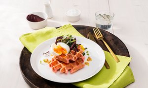 Rote Bete Waffeln mit Sommersalat und wachsweichem Ei