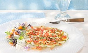 Zucchini-Carpaccio in Tomatenvinaigrette mit gebackenem Parmesan