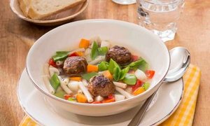 Gemüseeintopf mit jungem Gemüse, Hackbällchen und Maccaroni