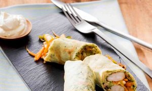 Pfannkuchen-Wraps mit Garnelen und Gemüsefüllung