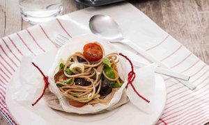 Spaghetti Päckchen aus dem Ofen mit Gemüse, Kirschtomaten und Oliven