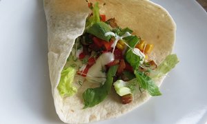 Wraps mit Räuchertofu und frischem Gemüse