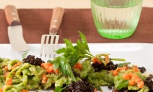 Schwarze Gemüselinsen mit Petersilienspätzle
