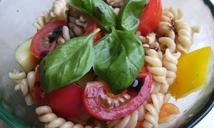Mediterraner Nudelsalat