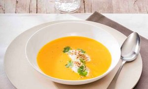 Limetten-Süßkartoffel-Suppe mit Frischkäsenocken