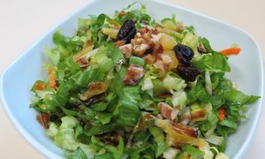 Endiviensalat mit Orangen und Trockenfrüchten