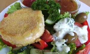 Gebackener Camembert mit Salat