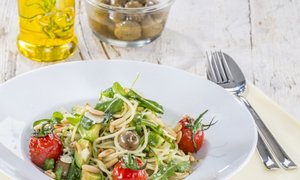 Spaghetti mit Avocado, Oliven und Rucola